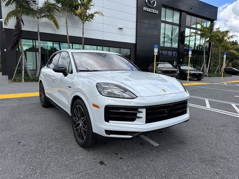 Used 2024 Porsche Cayenne S image 8