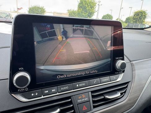 Used 2025 Nissan Altima 2.5 SV FWD image 17