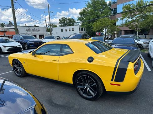 Used 2017 Dodge Challenger R/T Scat Pack w/ Leather Interior Group RWD image 9