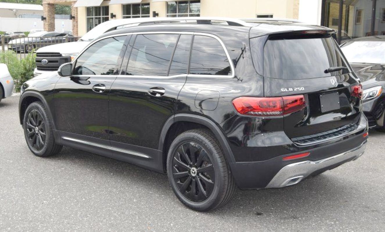 Used 2021 Mercedes-Benz GLB 250 4MATIC w/ Premium Package image 6