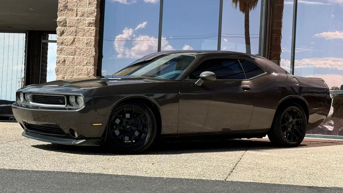 Used 2013 Dodge Challenger R/T RWD image 3