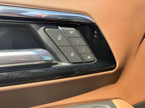 Used 2025 Chevrolet Tahoe High Country AWD/4WD image 11