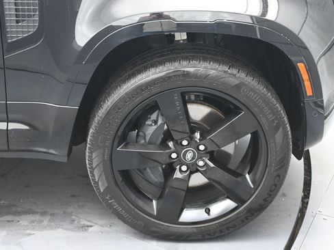 Used 2025 Land Rover Defender 130 X-Dynamic SE image 11