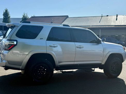 Used 2019 Toyota 4Runner SR5 AWD/4WD image 5