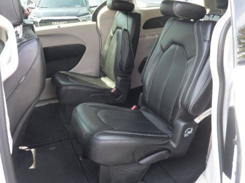 Used 2024 Chrysler Pacifica Touring-L FWD image 12