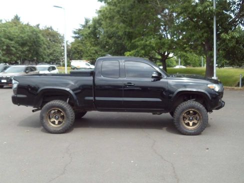Used 2016 Toyota Tacoma TRD Sport w/ Towing Package AWD/4WD image 6