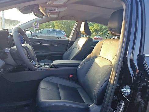 Used 2025 Toyota Camry XLE AWD/4WD image 8