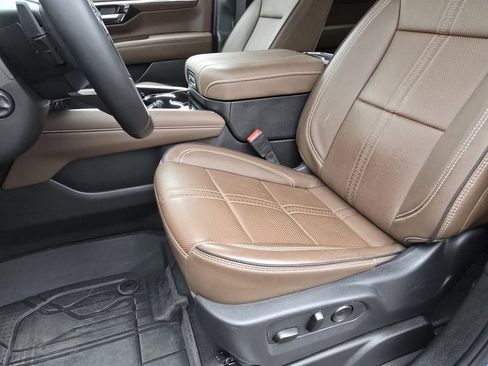 Used 2025 Chevrolet Suburban High Country AWD/4WD image 23