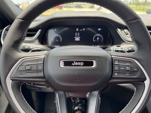New 2025 Jeep Grand Cherokee Altitude image 23