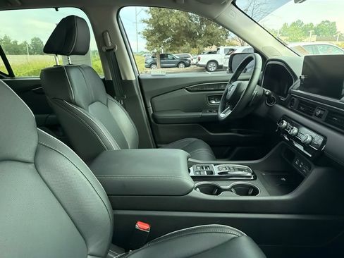 Used 2025 Honda Pilot Elite image 9