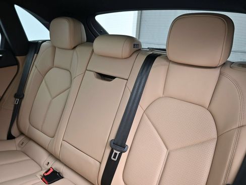Certified 2026 Porsche Macan AWD/4WD image 6