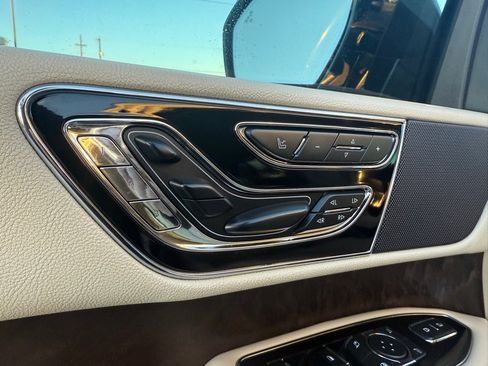 Used 2019 Lincoln Navigator Reserve image 22