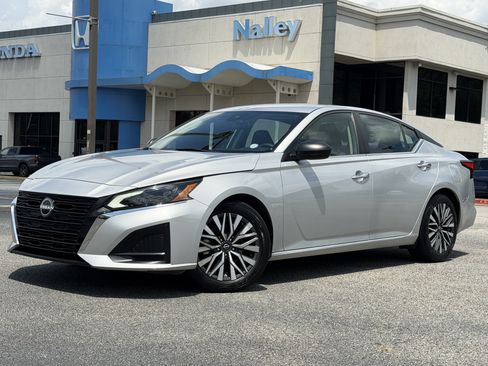 Used 2024 Nissan Altima 2.5 SV FWD image 1