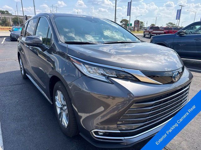 Used 2025 Toyota Sienna Limited AWD/4WD image 14