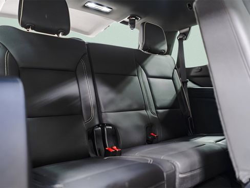 Used 2023 GMC Yukon SLT w/ SLT Luxury Package image 34