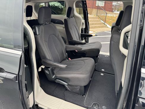 Used 2018 Chrysler Pacifica LX image 24