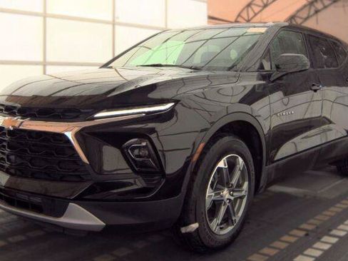 Used 2025 Chevrolet Blazer LT FWD image 1