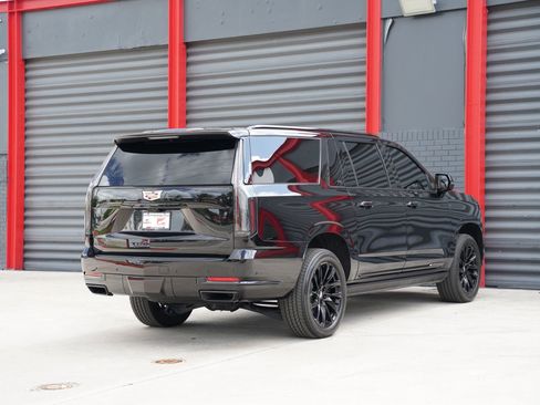 Used 2025 Cadillac Escalade ESV Premium Luxury w/ Touring Package AWD/4WD image 7