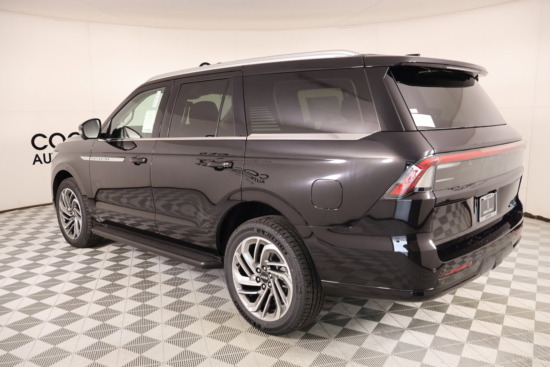 New 2026 Lincoln Navigator Premiere AWD/4WD image 23
