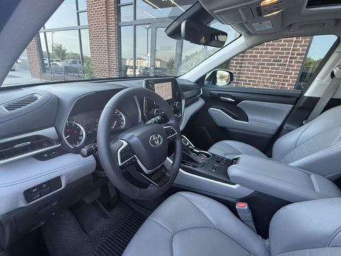 Used 2023 Toyota Highlander XLE FWD image 15