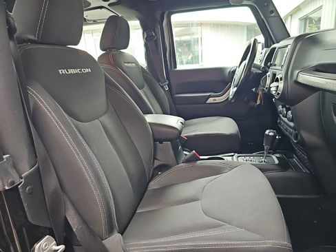 Used 2018 Jeep Wrangler Rubicon w/ Connectivity Group AWD/4WD image 9