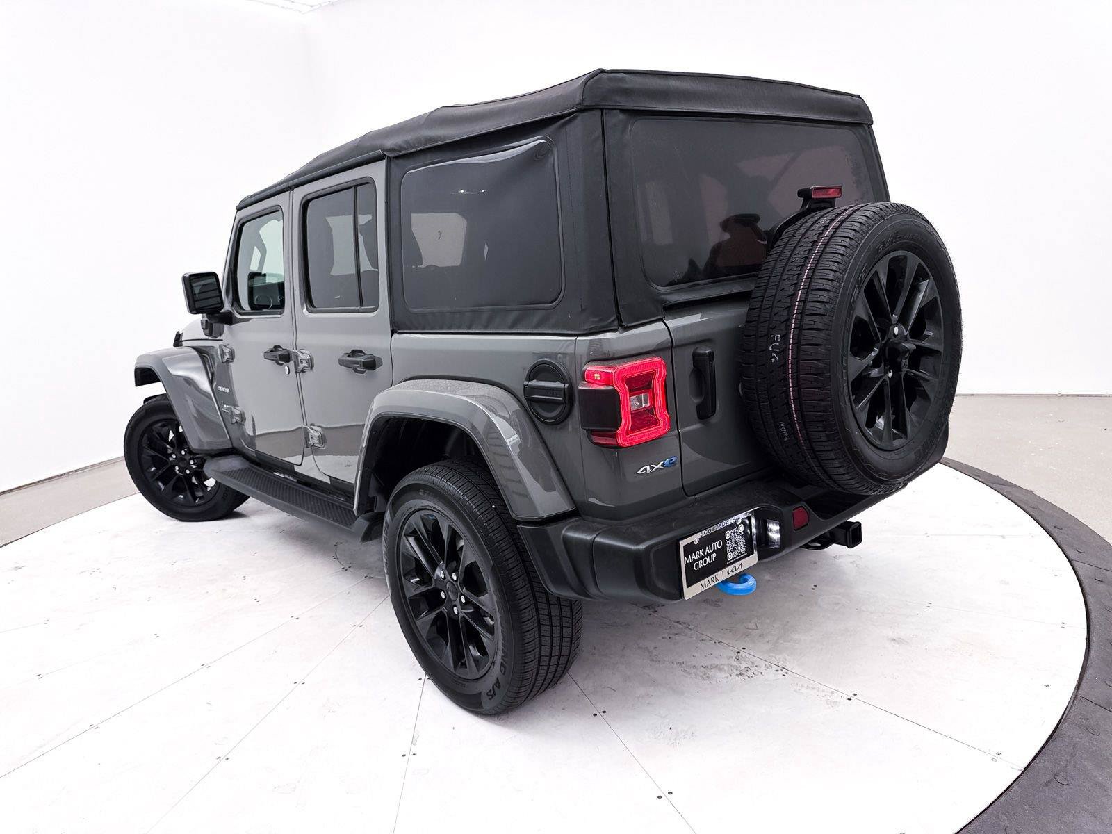 Used 2022 Jeep Wrangler Unlimited Sahara AWD/4WD image 3