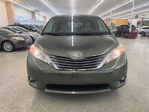 Used 2013 Toyota Sienna XLE FWD image 2