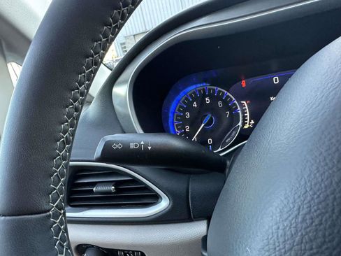 Used 2024 Chrysler Pacifica Touring-L image 27