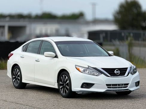 Used 2018 Nissan Altima 2.5 SV FWD image 1