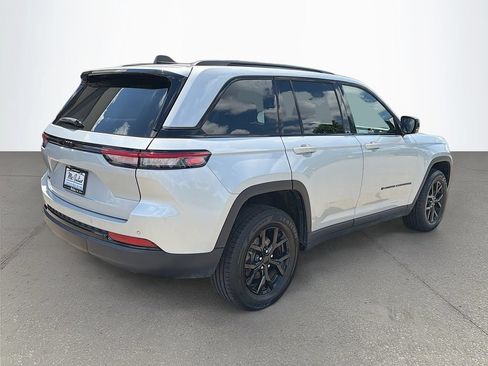 Used 2024 Jeep Grand Cherokee Altitude AWD/4WD image 4