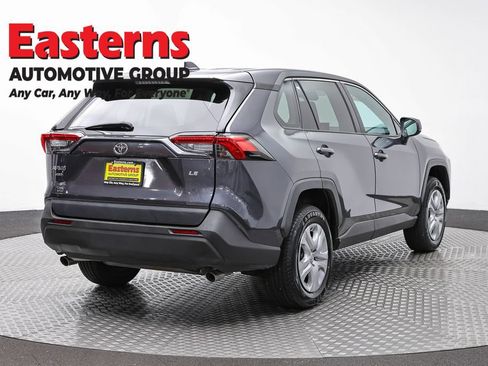 Used 2022 Toyota RAV4 LE AWD/4WD image 4