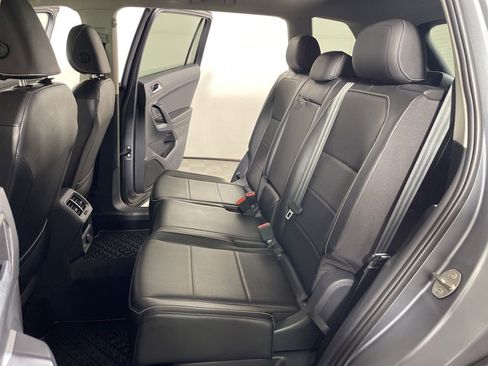 Used 2021 Volkswagen Tiguan SE w/ Panoramic Sunroof Package image 19