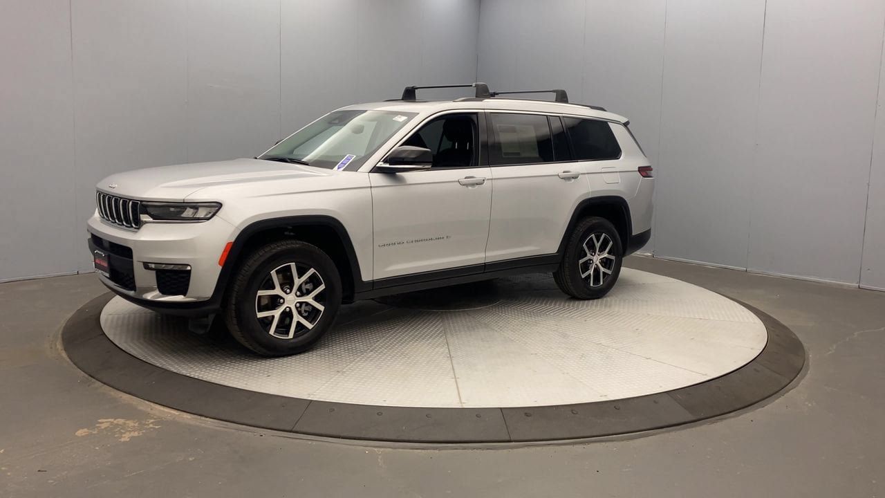 Used 2024 Jeep Grand Cherokee L Limited AWD/4WD image 9