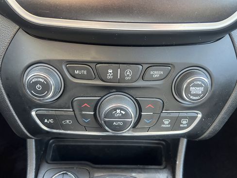 Used 2019 Jeep Cherokee Trailhawk w/ Cold Weather Group image 23