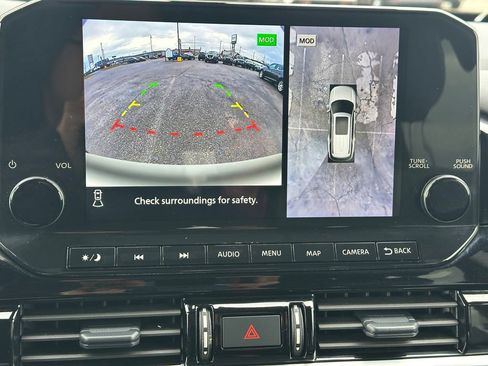 Used 2025 Nissan Pathfinder SL image 18