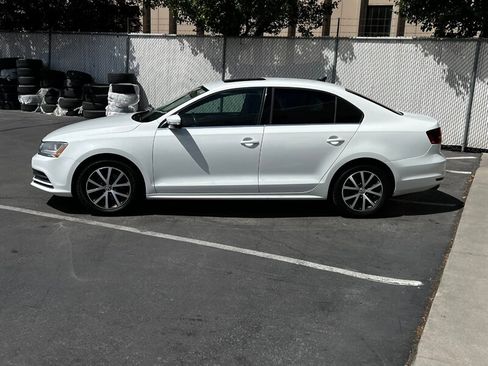 Used 2017 Volkswagen Jetta SE FWD image 4