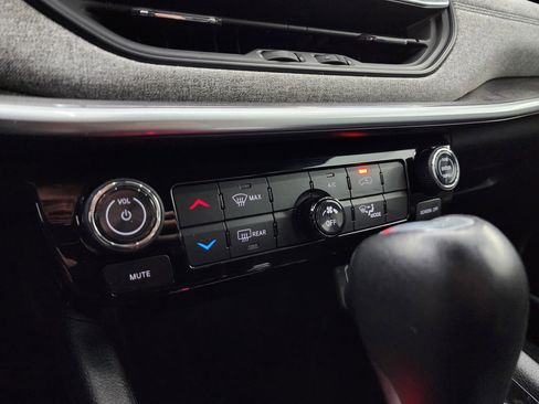 Used 2024 Jeep Compass Latitude image 42