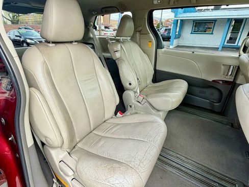 Used 2014 Toyota Sienna XLE image 17