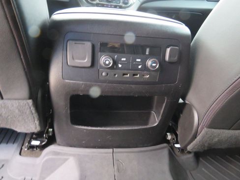 Used 2018 Chevrolet Suburban LT w/ LT Signature Package image 8