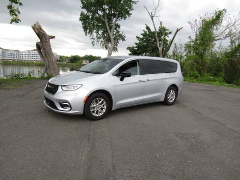 Used 2024 Chrysler Pacifica Touring-L FWD image 36