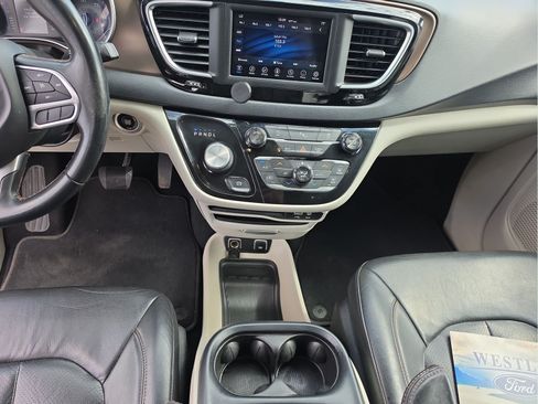 Used 2018 Chrysler Pacifica Touring-L FWD image 13
