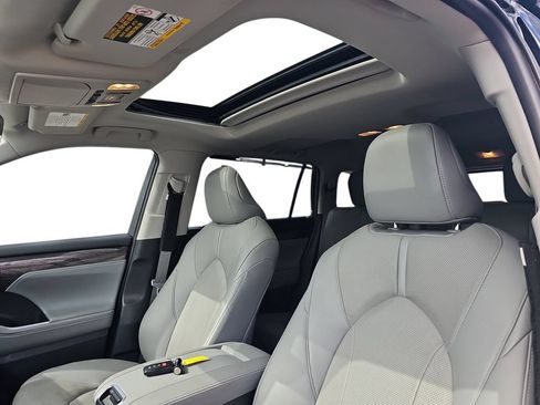 Used 2022 Toyota Highlander Limited FWD image 29