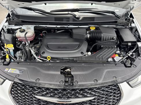 Used 2025 Chrysler Pacifica Select FWD image 36
