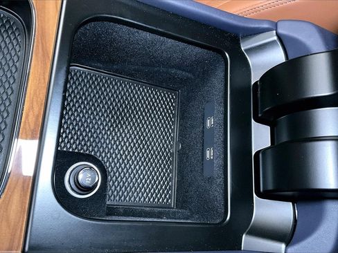 Used 2022 Bentley Bentayga image 36