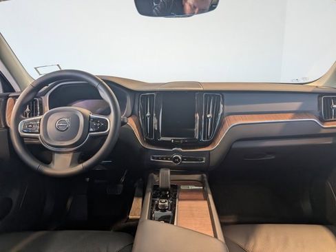 Used 2023 Volvo XC60 B5 Plus image 15