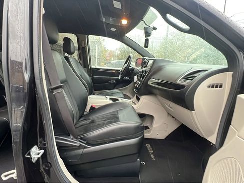 Used 2017 Dodge Grand Caravan SXT image 30