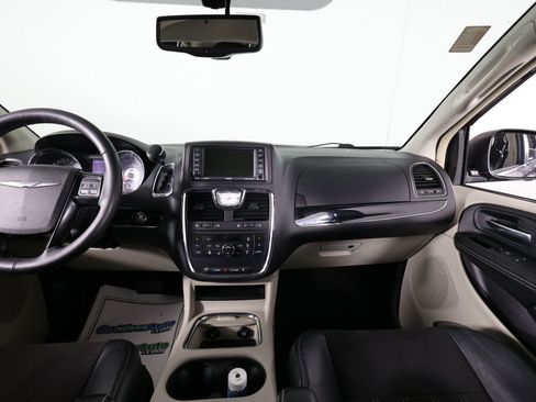 Used 2014 Chrysler Town & Country Touring-L image 28