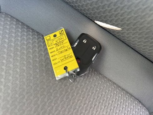 Used 2024 GMC Terrain SLE image 30