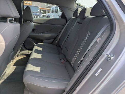 Used 2025 Hyundai Elantra SEL FWD image 15