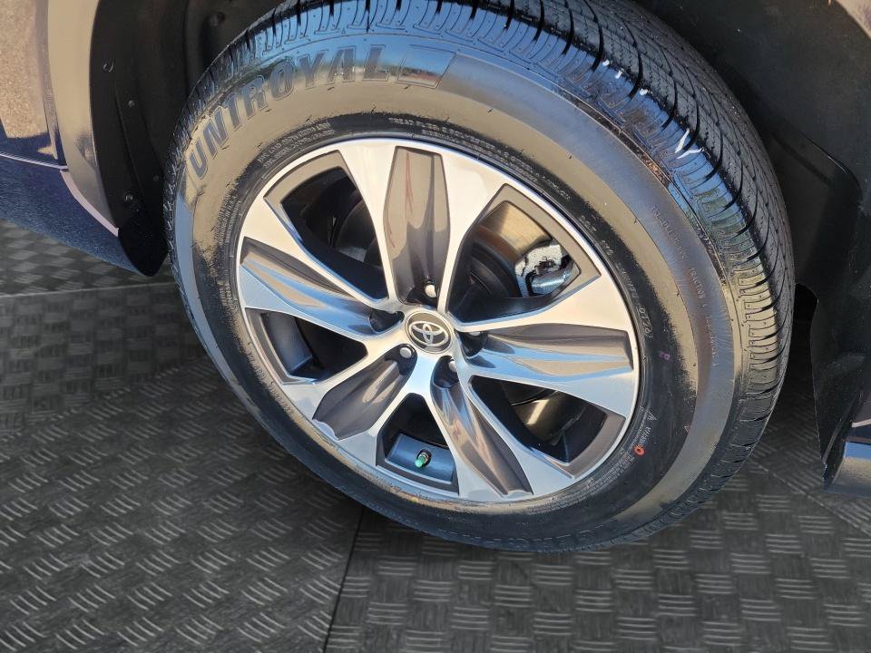 Used 2020 Toyota Highlander XLE FWD image 22